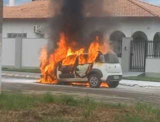 Veículo pega fogo no centro de Barra do Bugres-MT