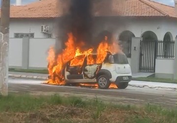 Veículo pega fogo no centro de Barra do Bugres-MT