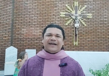 PADRE MARCOS GRAVA A BENÇÃO DA SEMANA PARA O JPN; IGREJA LOTADA NESTE ÚLTIMO DOMINGO